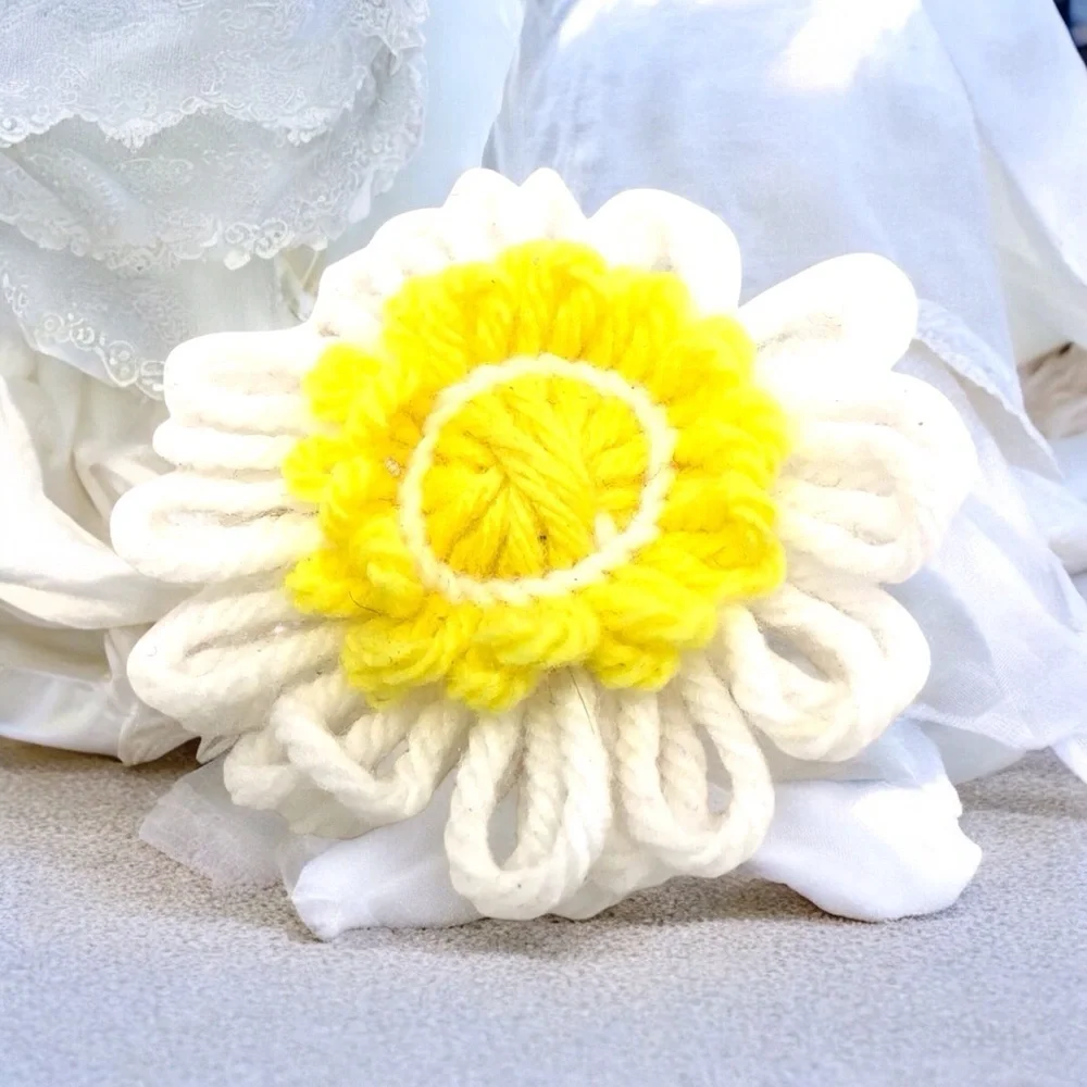 Vintage Handmade 70’s Crocheted Flower Daisy Pin